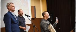 Moment wręczenia nagród uczestnikom konkursu