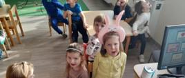 Dzieci w klasie przy stolikach