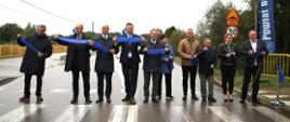 Przecięcie wstęgi przez uczestników