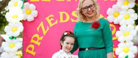 Dyrektor Ewelina Dorota Durzyńska pozuje do zdjęcia z absolwentami przedszkola