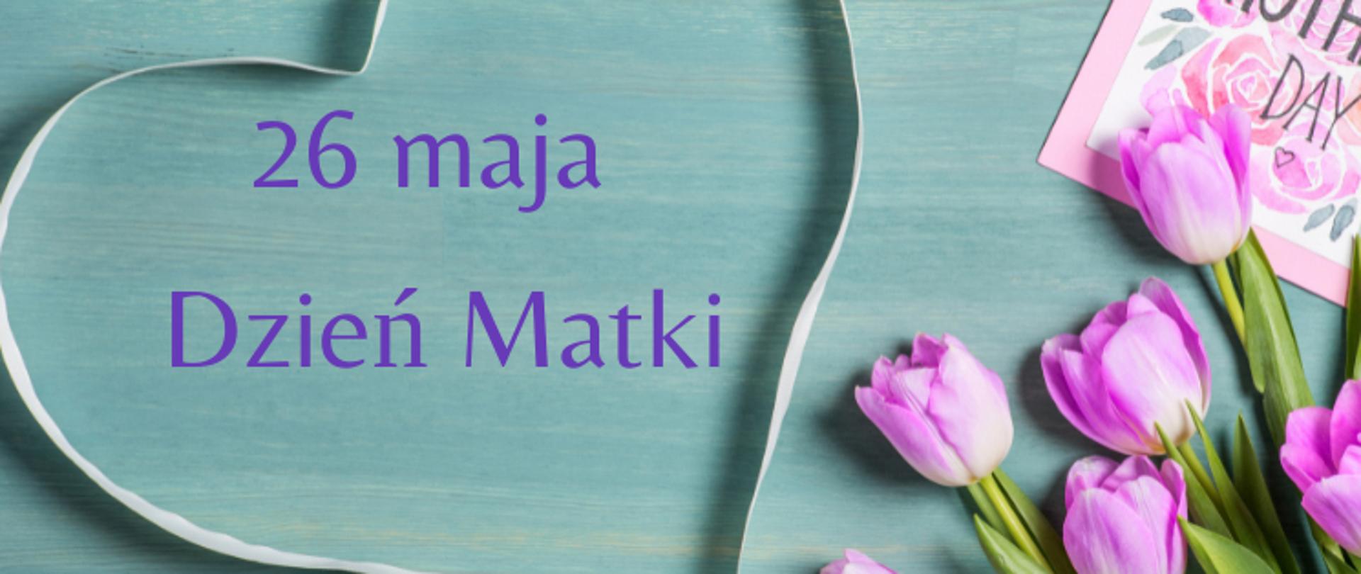 Grafika przedstawia na niebieskim tle z lewej strony fioletowy napis: 26 maja Dzień Matki. Z prawej strony w dolnym rogu znajdują się różowe tulipany.