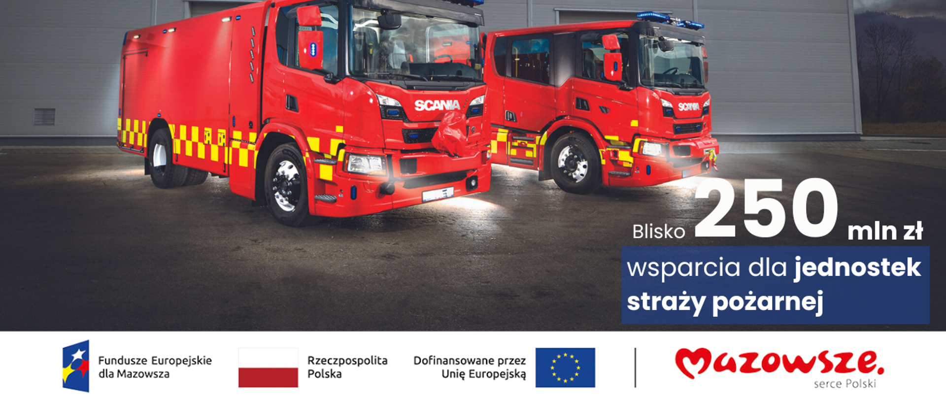 W górnej części zdjęcia dwa wozy strażackie w kolorze czerwonym. U dołu zdjęcia logotypy: Fundusze Europejskie dla Mazowsza, Rzeczpospolita Polska, Dofinansowano przez Unię Europejską i Mazowsze Serce Polski