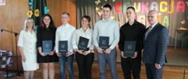 Laureaci stypendium z Zespołu Szkół Zawodowych pozują do wspólnego zdjęcia