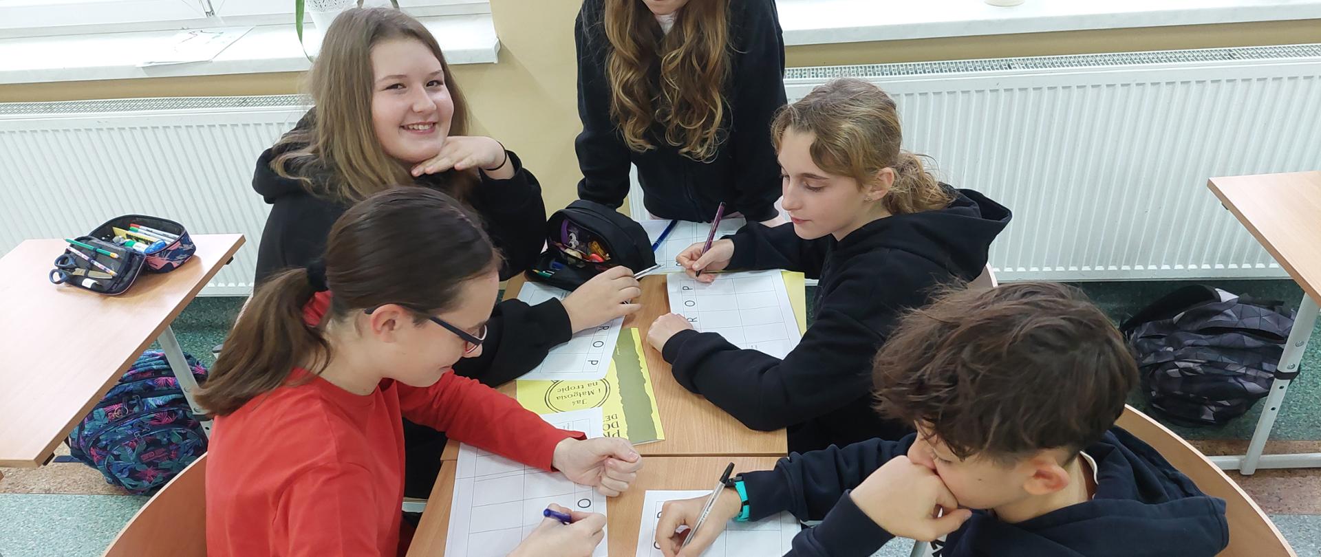 Uczniowie kl. 6a wykonujący zadanie w grupach