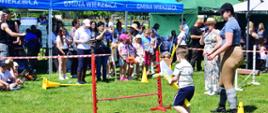 dzieci i dorosli podczas festynu rodzinnego biorą udział w konkurencjach rekreacyjnych