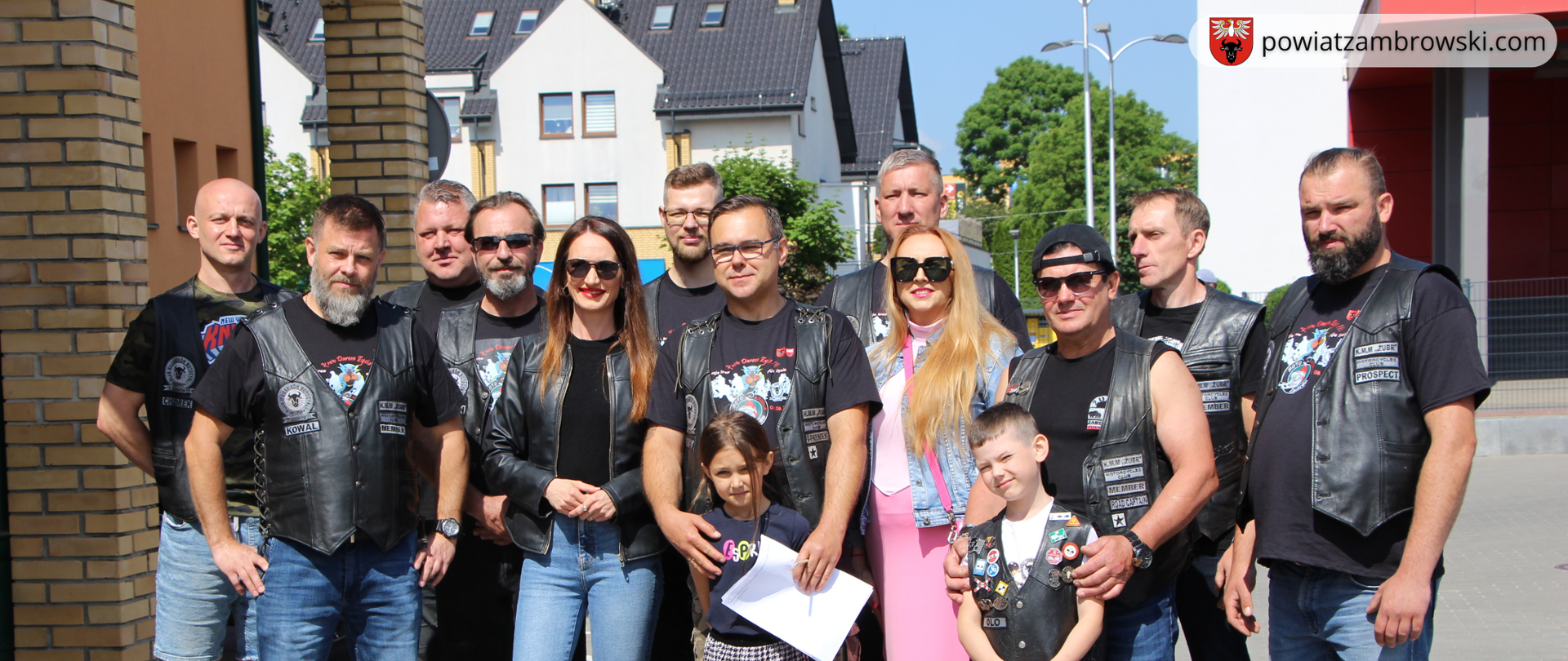 grupowe zdjęcie z członkami klubu miłośników motocykli ŻUBR i zaproszonymi gośćmi
