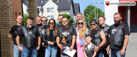 grupowe zdjęcie z członkami klubu miłośników motocykli ŻUBR i zaproszonymi gośćmi