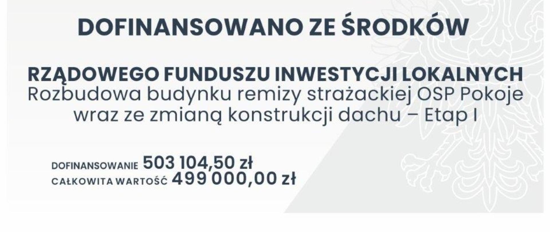 Tablica na której znajduje się flaga polski oraz godło. Poniżej pisze dofinansowano ze środków Rządowego Funduszu Inwestycji Lokalnych. Rozbudowa budynku remizy strażackiej OSP pokoje wraz ze zmianą konstrukcji dachu - Etap 1