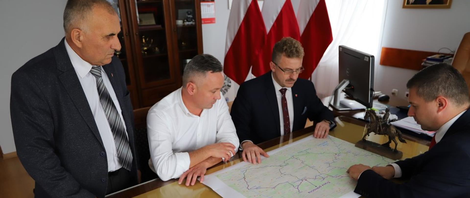 Starosta Grzegorz Piec Wicestarosta Wiesław Skowron Radny Rady Powiatu Robert Plech z Prezesem Zarządu Regionalnej Organizacji Turystycznej Województwa Świętokrzyskiego Marcinem Piętakiem