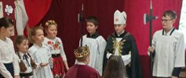 Uczniowie odgrywają Chrzest Polski