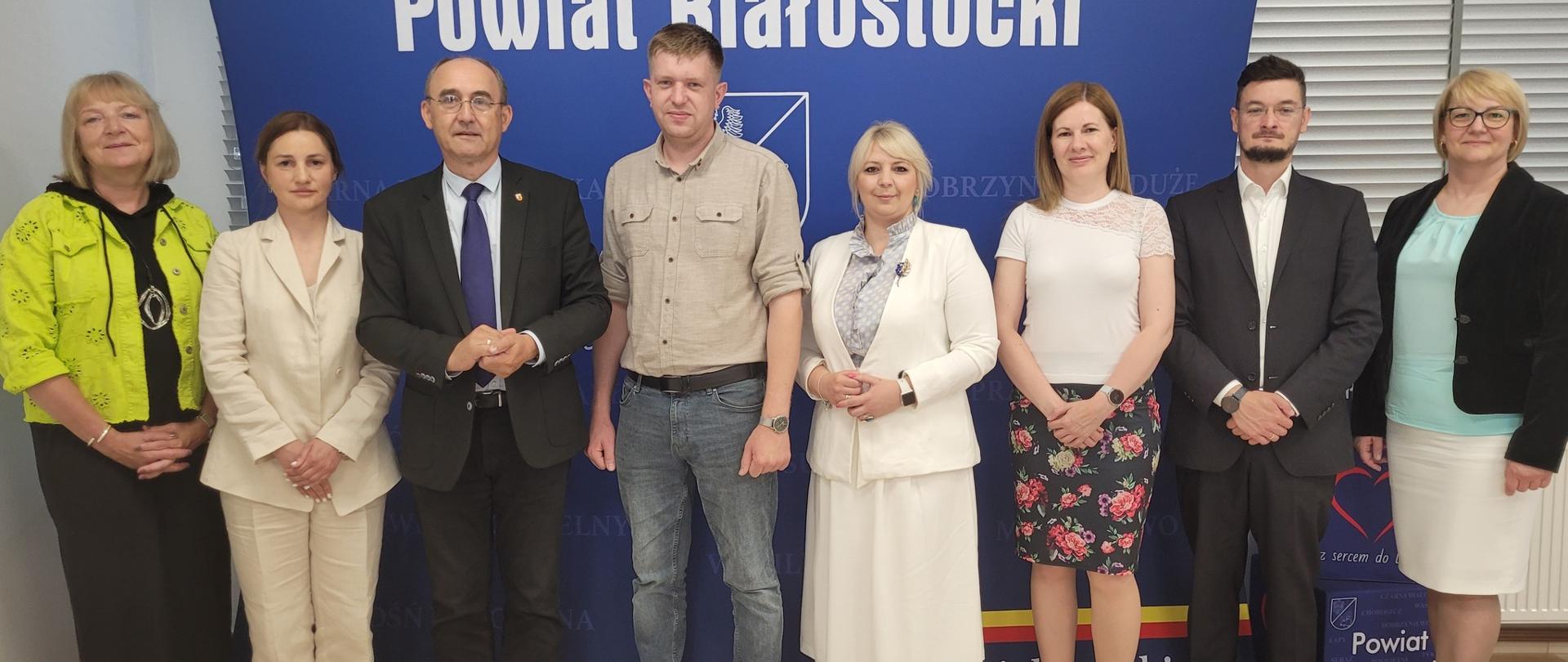 Delegacja z Ukrainy wspólne z przedstawicielami powiatu białostockiego w sali konferencyjnej starostwa
