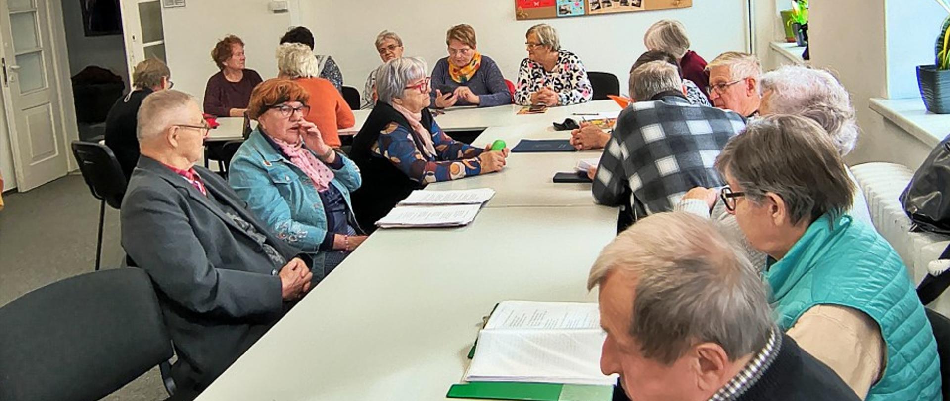 seniorzy podczas zajęć muzycznych