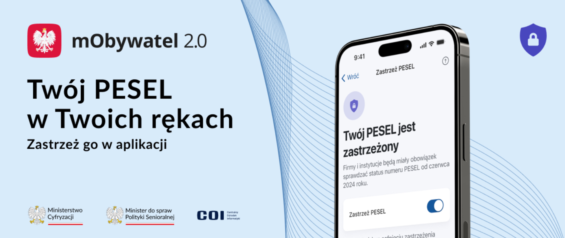 na banerze po lewej stronie na błękitnym tle godło polski i nazwa aplikacji mObywatel 2.0, poniżej tytuł: "Twój PESEL w twoich rękach - Zastrzeż go w aplikacji". Na samym dole logotypy realizatorów projektu- - Ministerstwa Cyfryzacji, Ministra do spraw polityki Senioralnej oraz Centralnego Ośrodka Informatyki.
Prawa część baneru to grafika prezentująca smartfon, na ekranie którego widzimy Aplikację mObywatel 2.0 w otwartą w module Zastrzeż PESEL