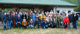 zdjęcie grupowe na polanie przy wiacie w Czerwonym Borze ze wszystkimi uczestnikami zawodów
