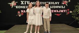 Uczniowie SP 1 w Trzciance na Międzyszkolnym Konkursie „Na ludowo zaśpiewajmy” w Białej. 