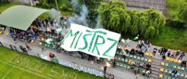 ludzie podczas eventu oraz meczu piłkarskiego