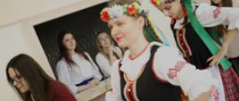 Pokaz tańców ludowych - tańczą uczniowie szkoły i ósmoklasiści