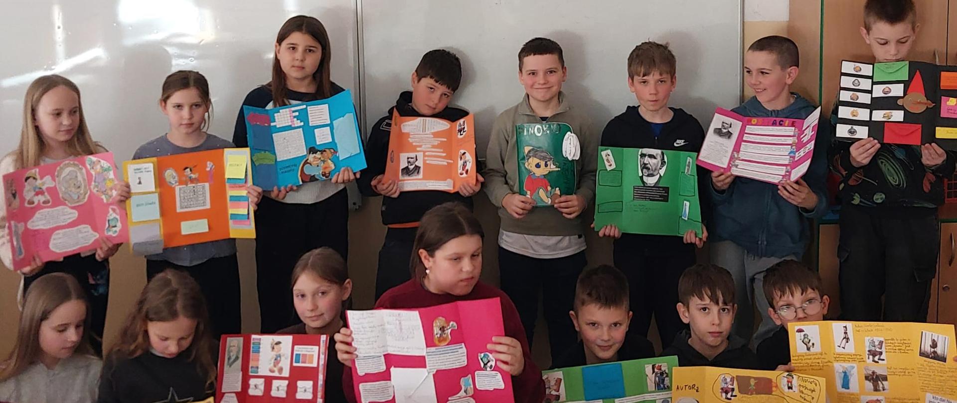 Uczniowie klasy 4a z lapbookami