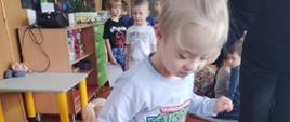 Dzieci w trakcie ćwiczeń na ścieżce sensorycznej