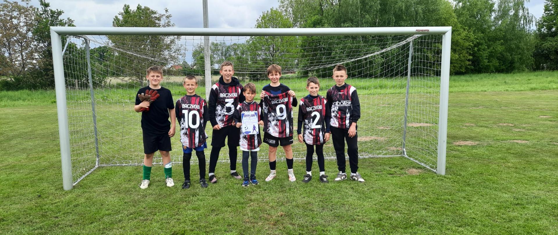 drużyna uczniów podczas zawodów sportowych w piłce nożnej 