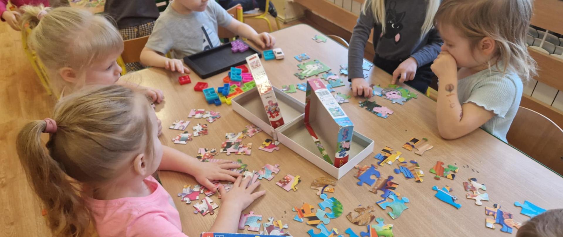 Dzieci bawia sie puzzlami