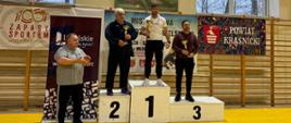 Trenerzy klubowi na podium klasyfikacji drużynowej wraz z pucharami w rękach. Na najwyższym stopniu stoi trener LUKS "Suples" w Kraśniku Damian Jakóbczyk