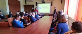 Uczestnicy biorący udział w obchodach słuchają prezentacji 