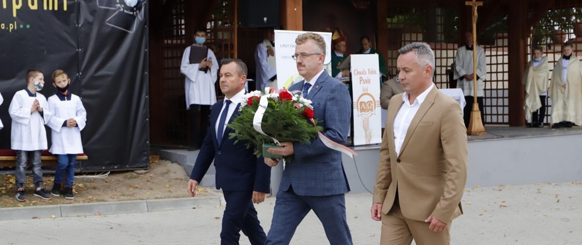 Delegacja Powiatu Koneckiego z wiązanką
