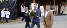 Delegacja Powiatu Koneckiego z wiązanką