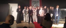 Uczestnicy nagrodzonego spektaklu, laureaci i finaliści oraz przedstawiciele organizatorów konkursu
