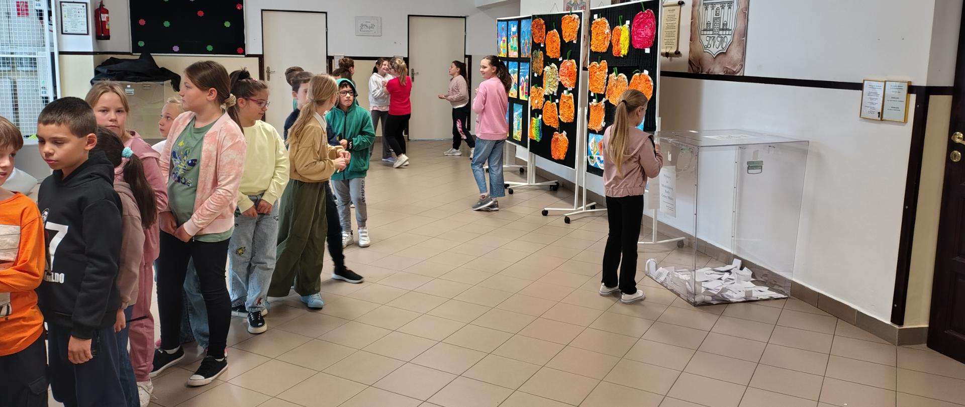 Wybory do Młodzieżowej Rady Gminy - uczniowie oddają swój głos