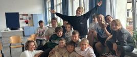 Pamiątkowe zdjęcie z uczniami