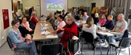 Celebrujemy Dzień Rodzicielstwa Zastępczego - rodzice siedzą w sali konferencyjnej Akademii Przyrody 