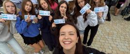 Selfie z biletami wstępu