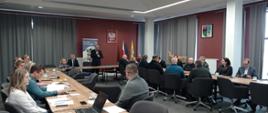 Na zdjęciu uczestnicy spotkania dotyczącego Rządowego Programu Odbudowy Zabytków, sala konferencyjna Starostwa Powiatowego w Przasnyszu.