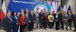 Na zdjęciu widzimy grupę osób, które reprezentują strony podpisujące porozumienia.