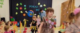 Dzieci ubrane w przygotowane przebrania z recyklingu, idą po "wybiegu" - kolorowym dywanie