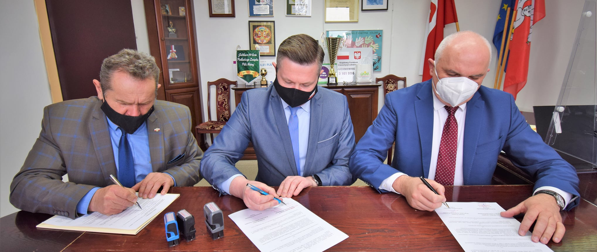 Podpisywanie umowy przez Starostę, członka zarządu, wójta Gminy Juchnowiec