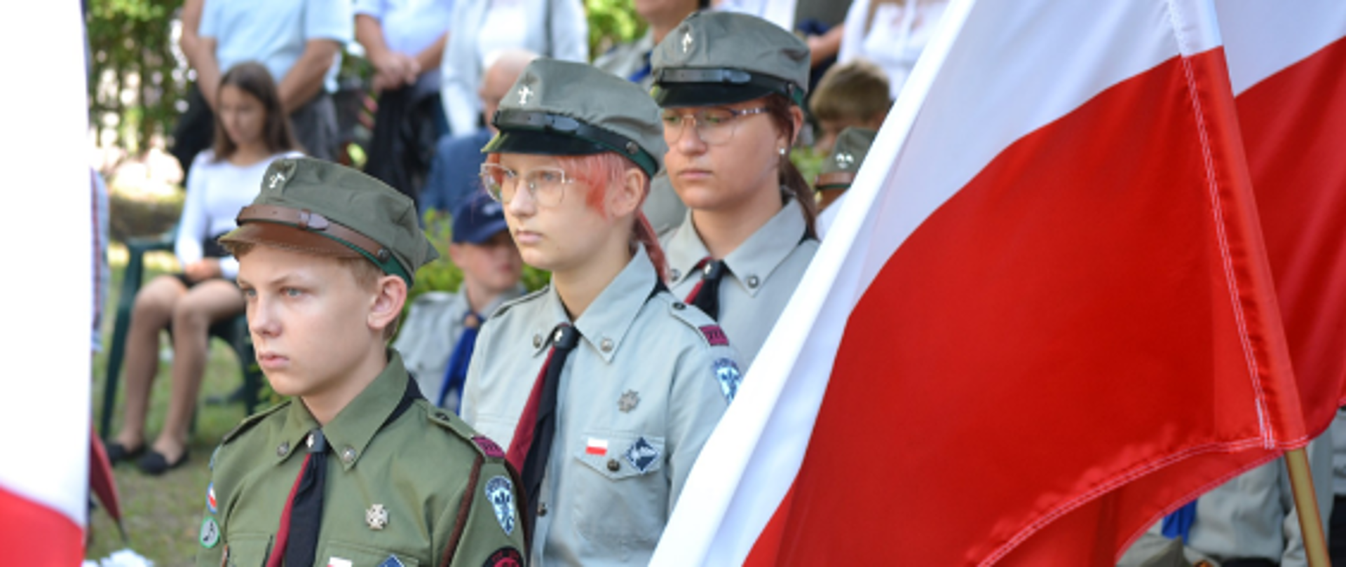 Harcerze przy polskiej fladze
