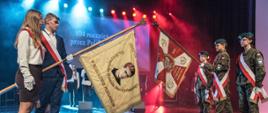 Na fotografii, na scenie Sokołowskiego Ośrodka Kultury uwiecznione dwa poczty sztandarowe (Zespołu Szkół Nr 1 im. K. K. Baczyńskiego w Sokołowie Podlaskim oraz Światowego Związku Żołnierzy Armii Krajowej). Moment odśpiewania hymnu państwowego.
