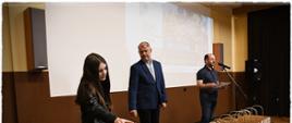 Moment wręczenia nagród uczestnikom konkursu