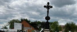 zdjęcie przedstawia widok na krzyż znajdującego się na cmentarzu z okresu I wojny światowej