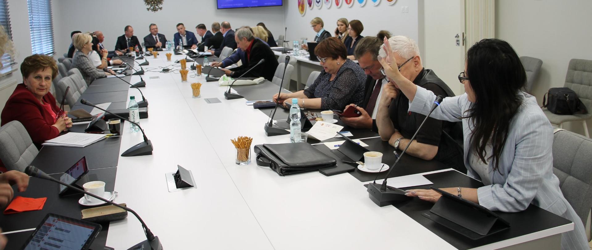 LIX Sesja Rady Powiatu Białostockiego - widok ogólny na salę konferencyjną Starostwa
