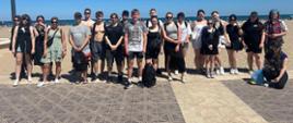 Uczniowie pozują do zdjęcia na plaży