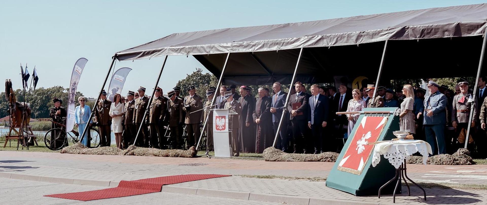 zdjęcie z oficjalnej części z ceremonii przekazania Chorągwi Wojska Polskiego 2. Brygadzie Pancernej Legionów