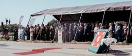 zdjęcie z oficjalnej części z ceremonii przekazania Chorągwi Wojska Polskiego 2. Brygadzie Pancernej Legionów