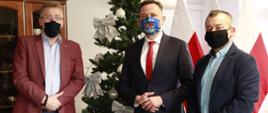 Starosta konecki Grzegorz Piec i starosta jędrzejowski Paweł Faryna oraz członek zarządu Jarosław Staciwa