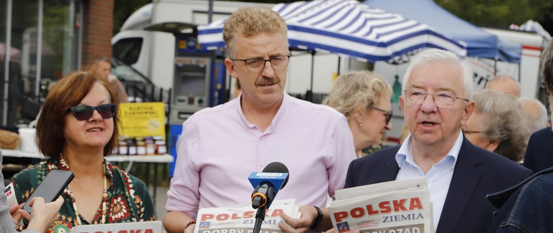 Poseł Krzysztof Lipiec na targu w Końskich