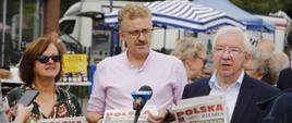 Poseł Krzysztof Lipiec na targu w Końskich