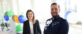 Prezentacja stoisk towarzyszących konferencji - przedstawiciele hajnowskiej policji pozują do zdjęcia